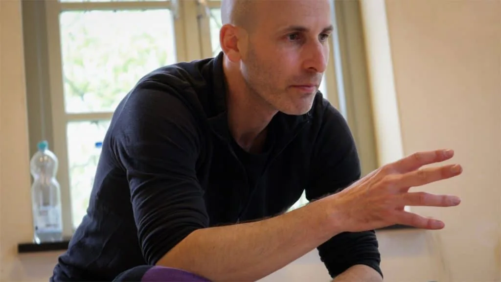 Therapeut working with focused attention during ICS craniosacraaltherapie sessie